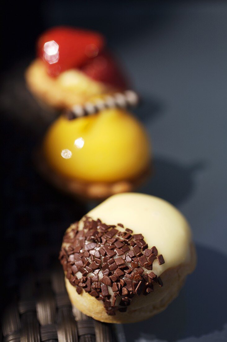 Mini-doughnut with custard, fruit tarts