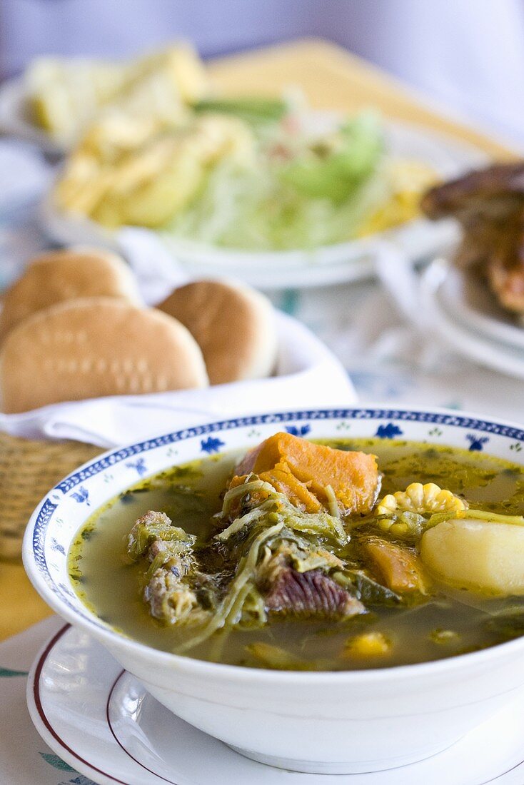 Cazuela de Vacuno (Rindlfeischsuppe mit Gemüse, Chile)