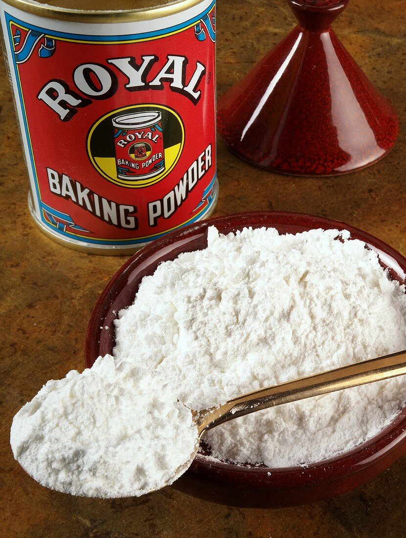 Baking powder on a spoon, on a plate and in the tin