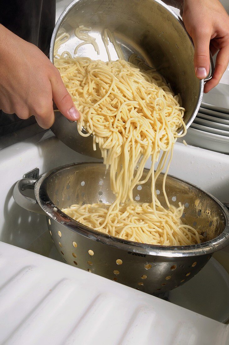 Gekochte Spaghetti abseihen