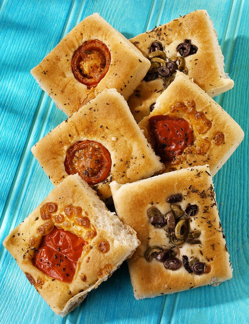 Focacce variopinte (Focaccia squares with tomatoes, olives, peppers)