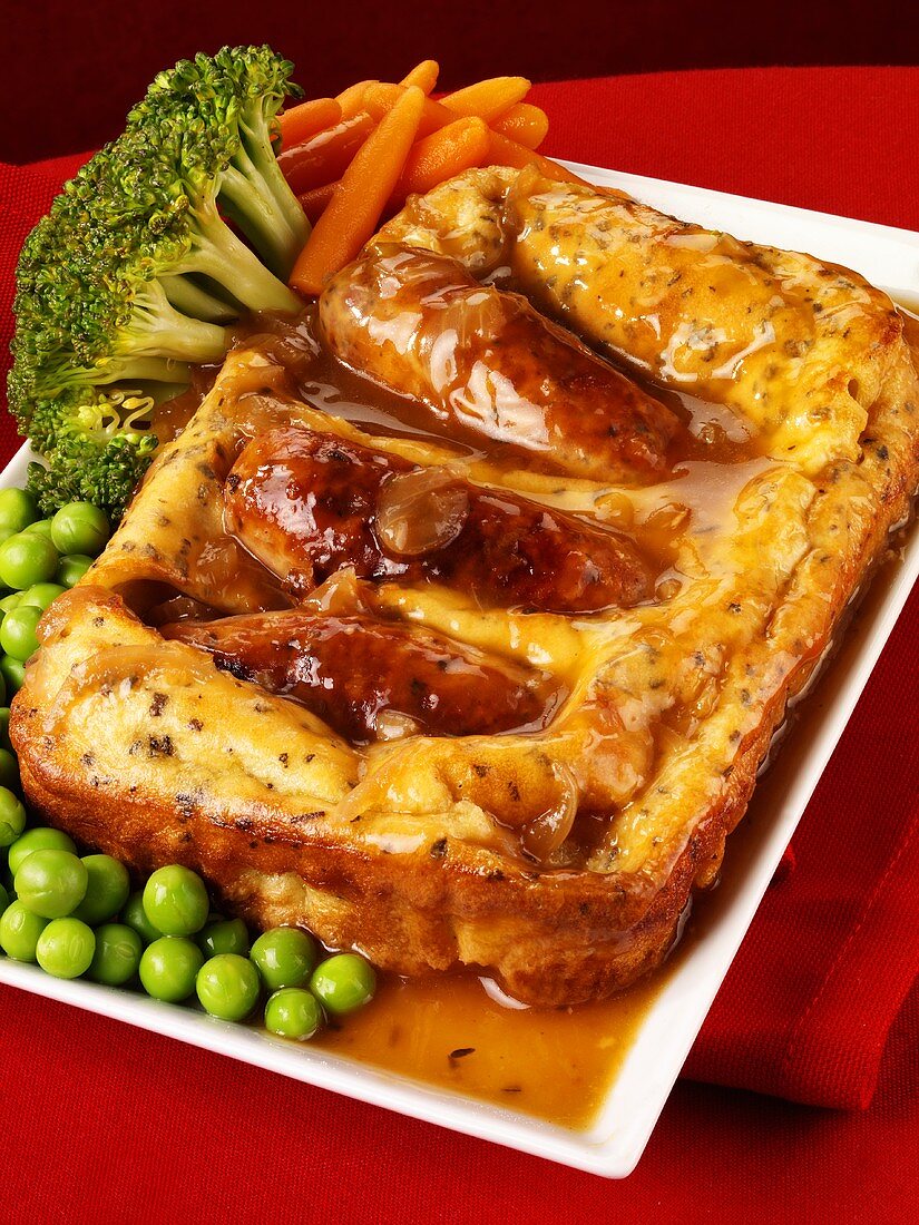 Toad in the hole mit Gravy und Gemüse