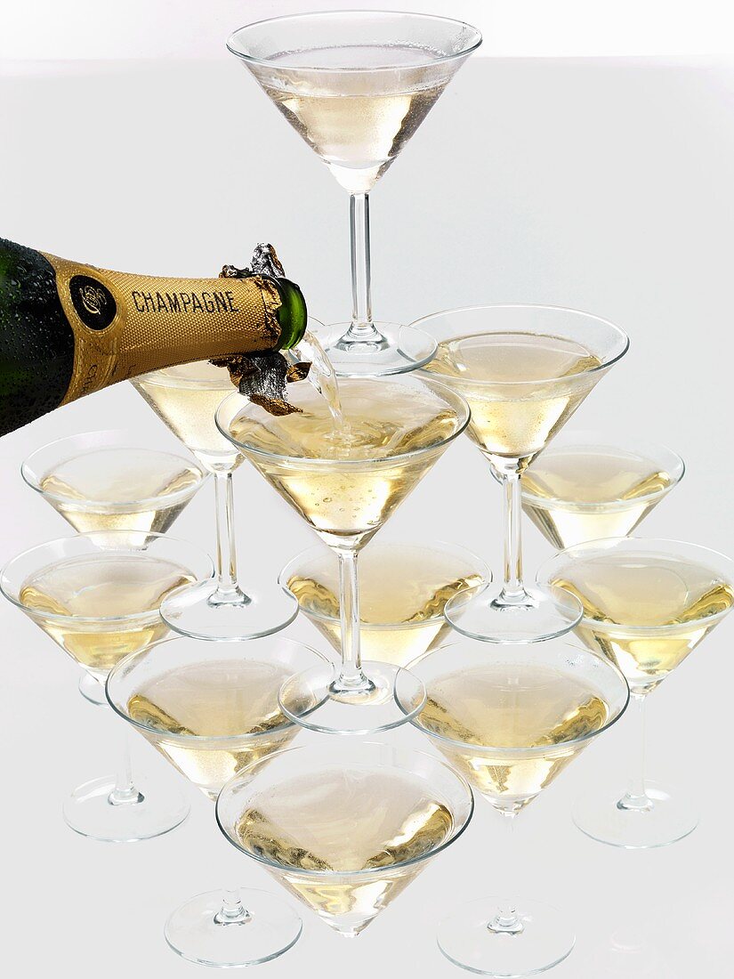 Champagner in Gläser-Pyramide einschenken