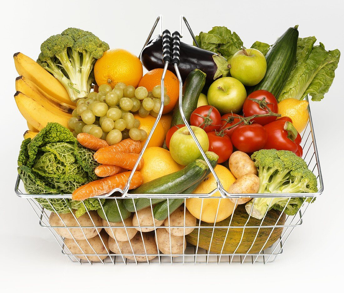 Einkaufskorb mit Gemüse und Obst