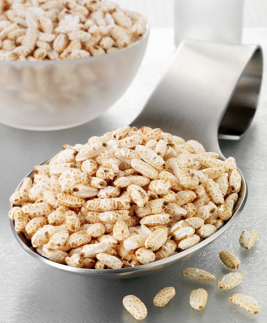 Puffed rice on a spoon and in a glass bowl