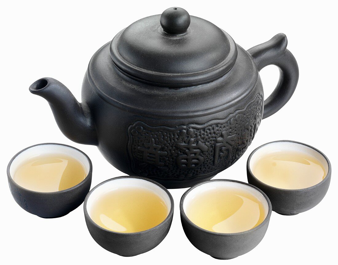 Chinesischer Tee in einer Teekanne und vier Teeschalen