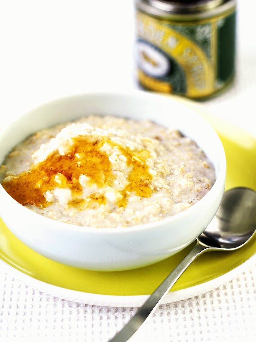 Eine Schüssel Porridge mit Sirup