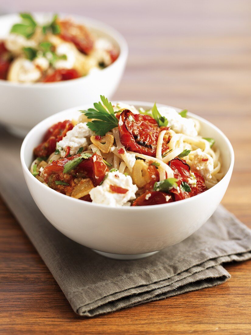 Linguine with tomatoes and mozzarella in two bowls