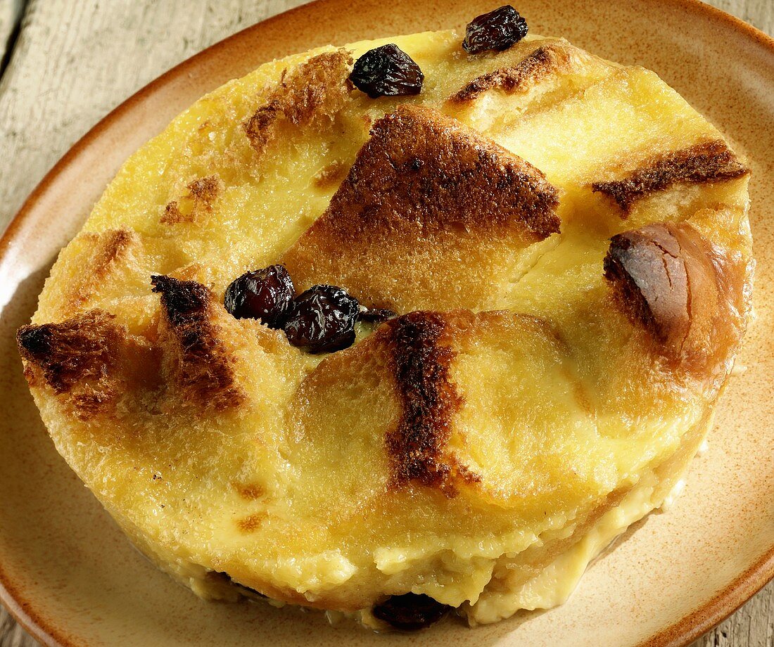 Brot-Butter-Pudding auf einem Teller