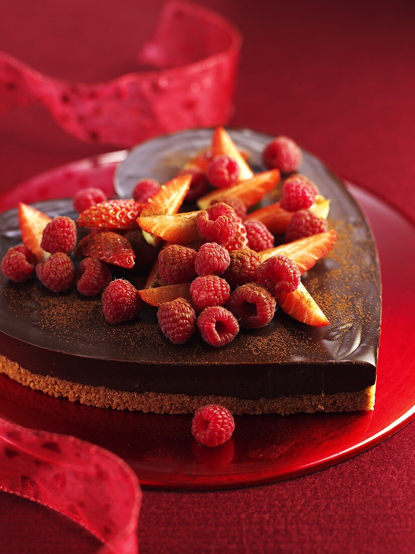 Schokoladen-Herzkuchen mit Beeren zum Valenitinstag