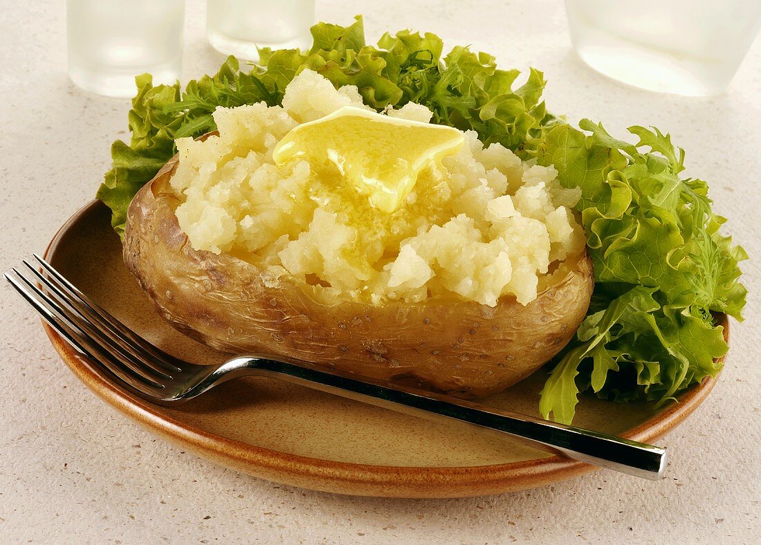 Eine Ofenkartoffel mit Butter