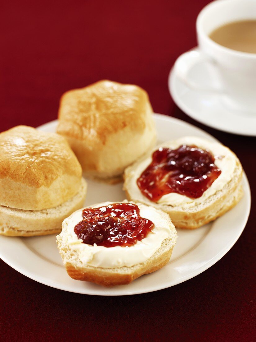 Scones with clotted cream, strawberry jam & tea (England)