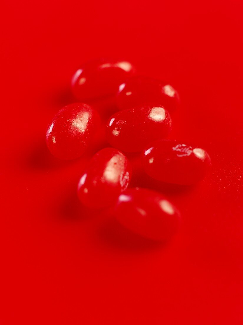 Rote Jelly Beans auf rotem Untergrund