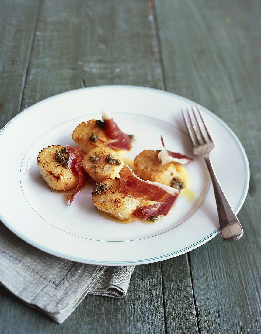 Fried scallops with ham and caper dressing