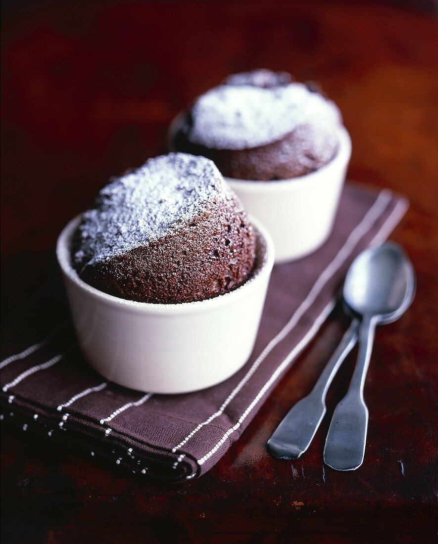 Schokoladen-Rum-Soufflés in zwei Förmchen