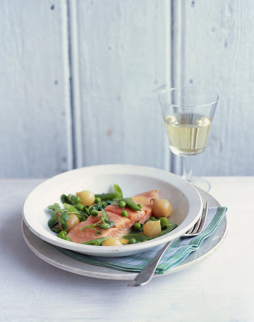 Braised salmon with onions, sugar snap peas and peas