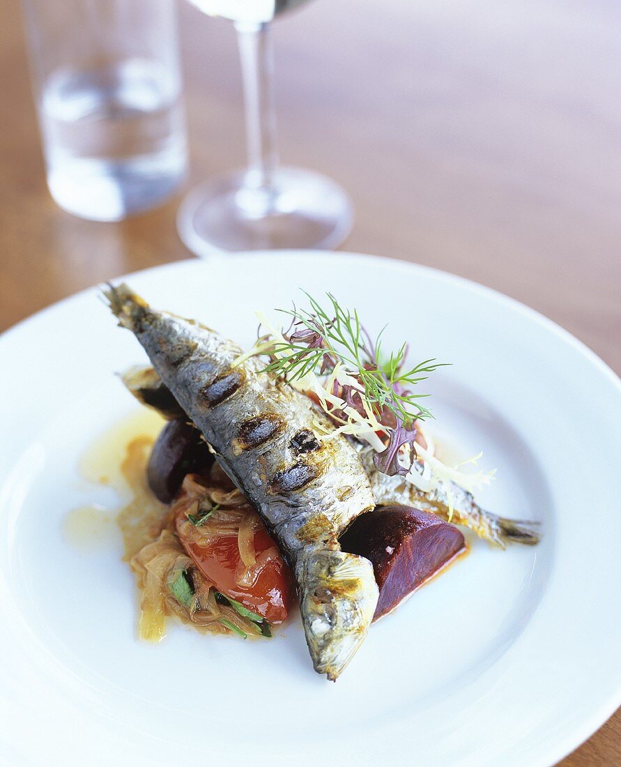 Gegrillte Sardine auf Tomaten-Rote-Beete-Gemüse