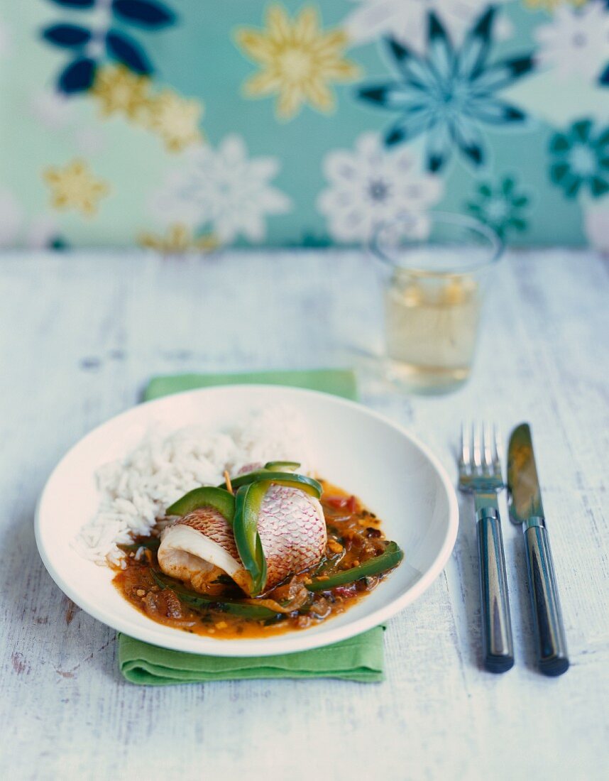 Gedämpfter Red Snapper auf Tomaten-Zwiebel-Gemüse