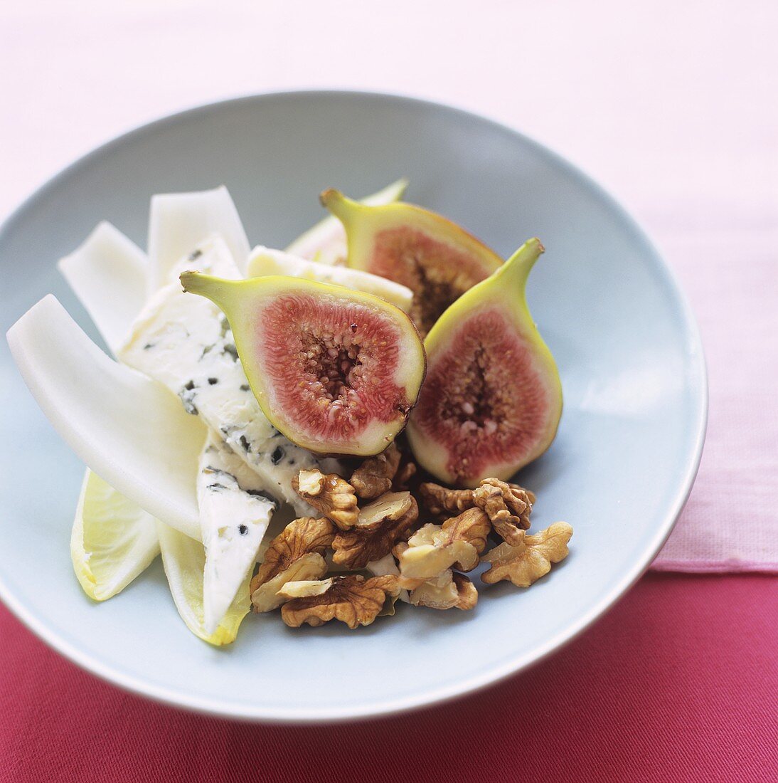 Blauschimmelkäse mit Feigen und Walnüssen