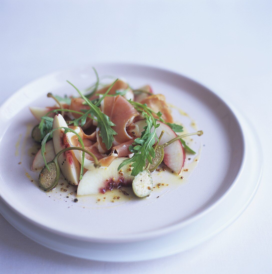 Nektarinensalat mit Parmaschinken, Kapern und Rucola