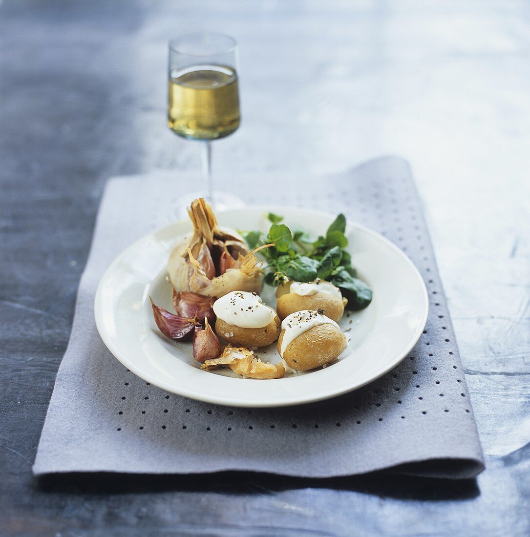 Ofenkartoffel und -knoblauch mit Kressesalat