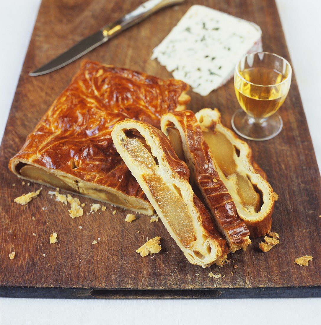 Pear strudel with blue cheese