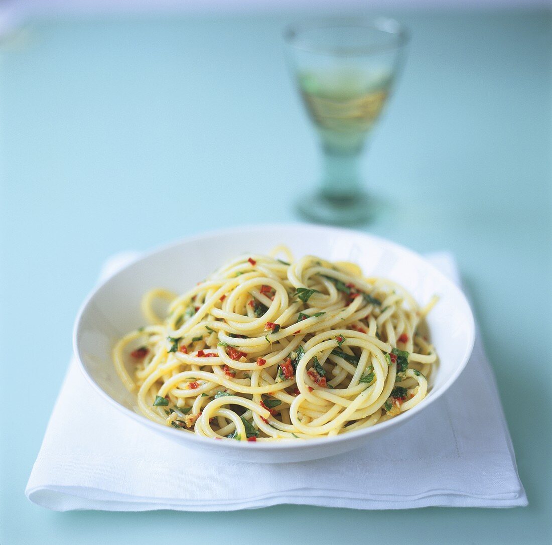 Spaghetti with bacon and parsley