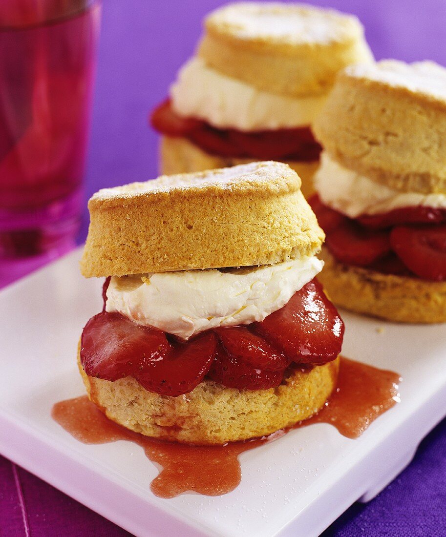 Scones gefüllt mit Erdbeeren und clotted cream