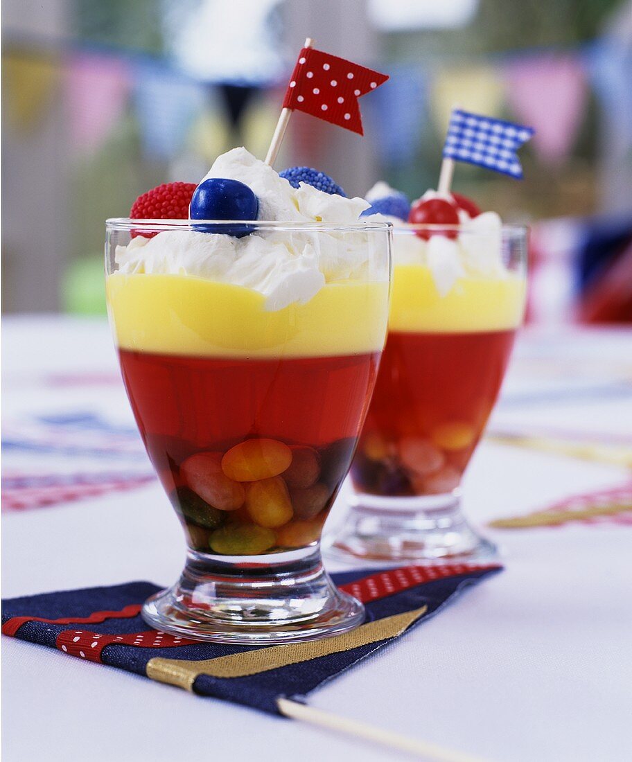 Zwei Gläser bunter Trifle für eine Kinderparty