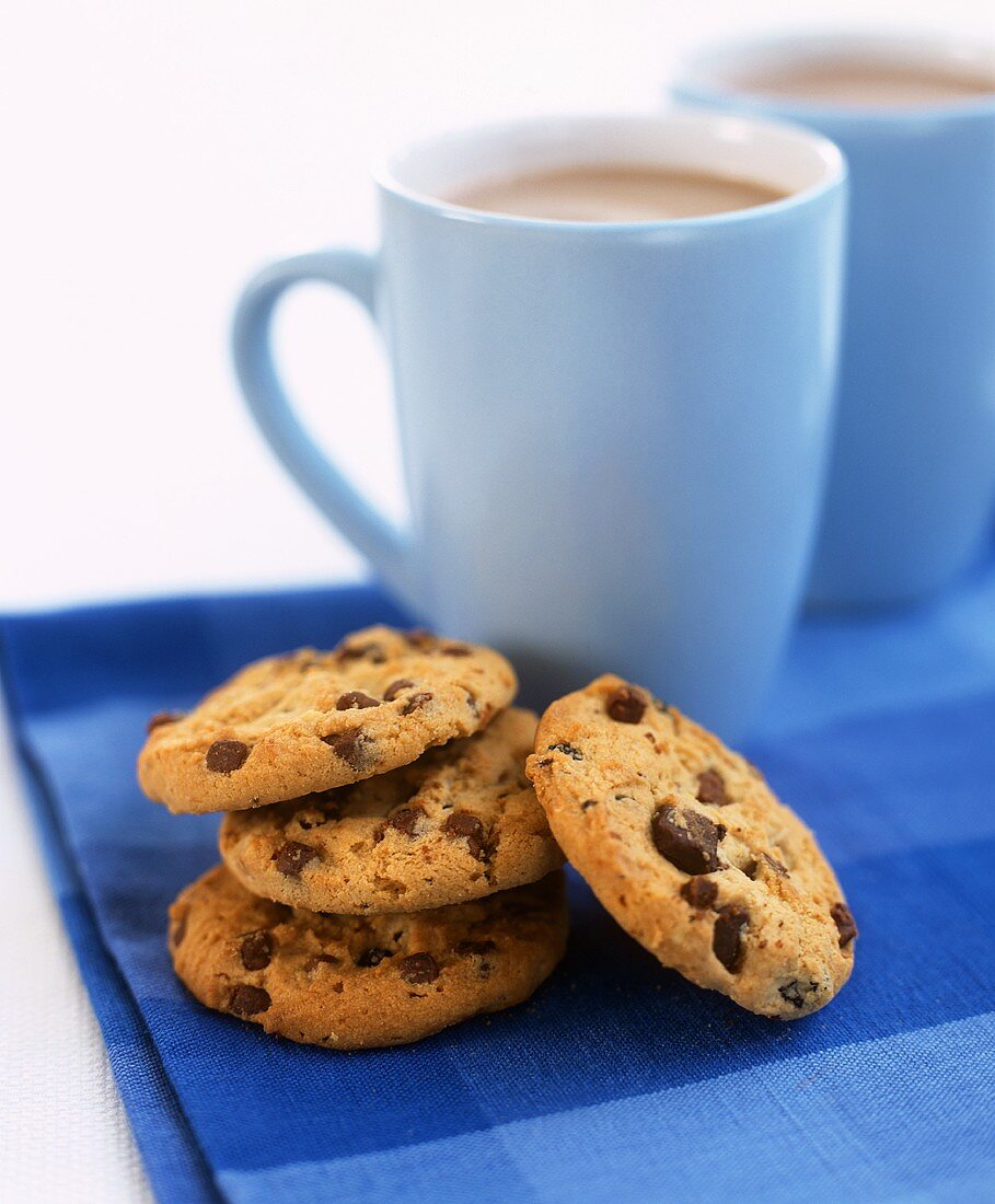 Chocolate Chip Cookies mit zwei Tassen Kaffee