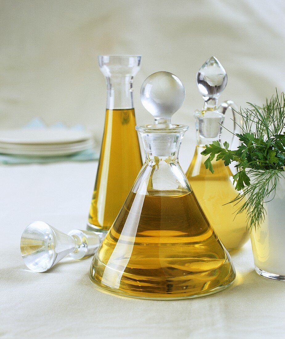 Olivenöl in drei verschiedene Karaffen