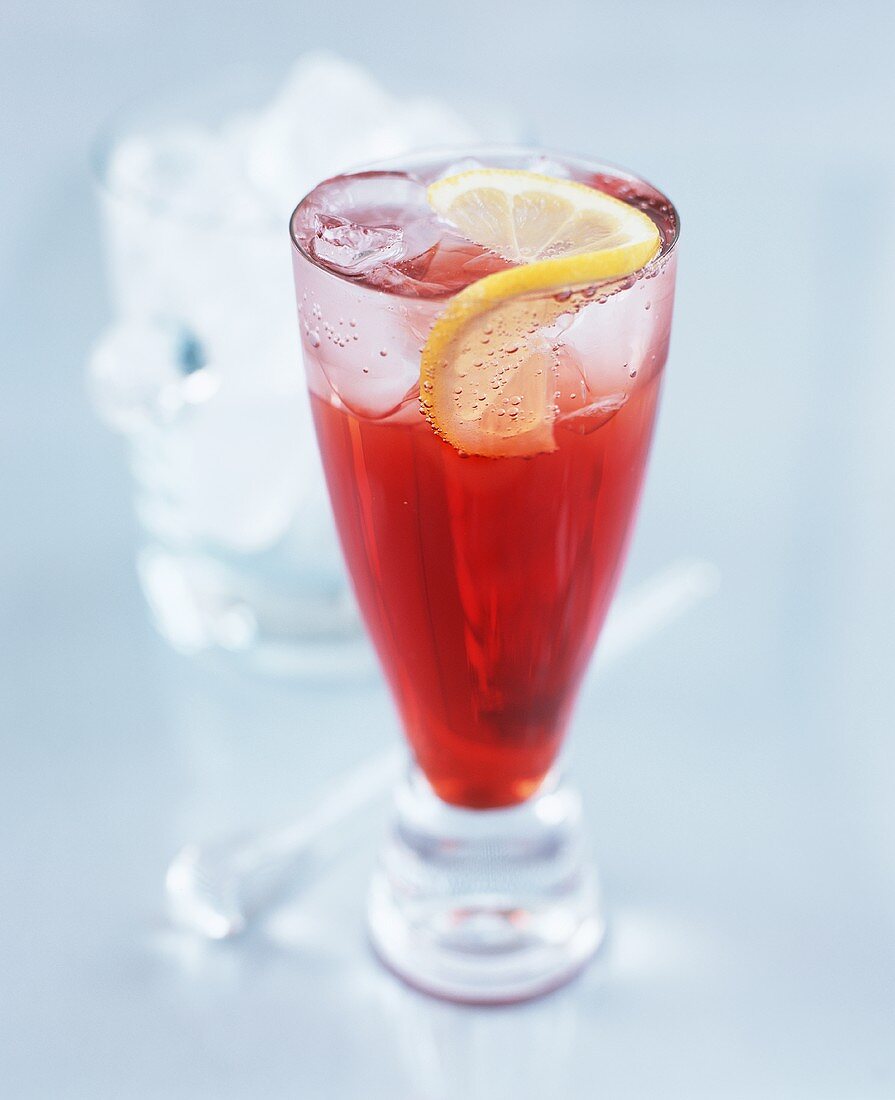 Roter Cocktail mit Soda auf Eis