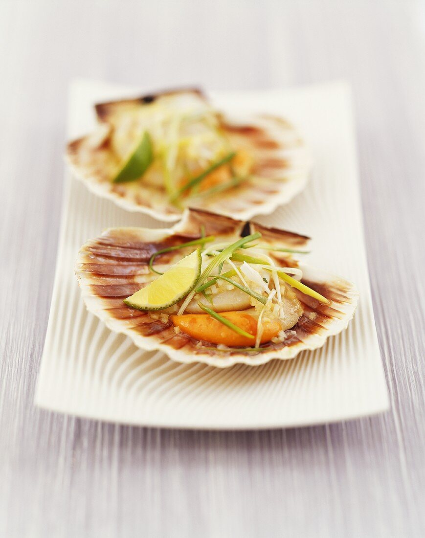 Scallops with spring onions and lime