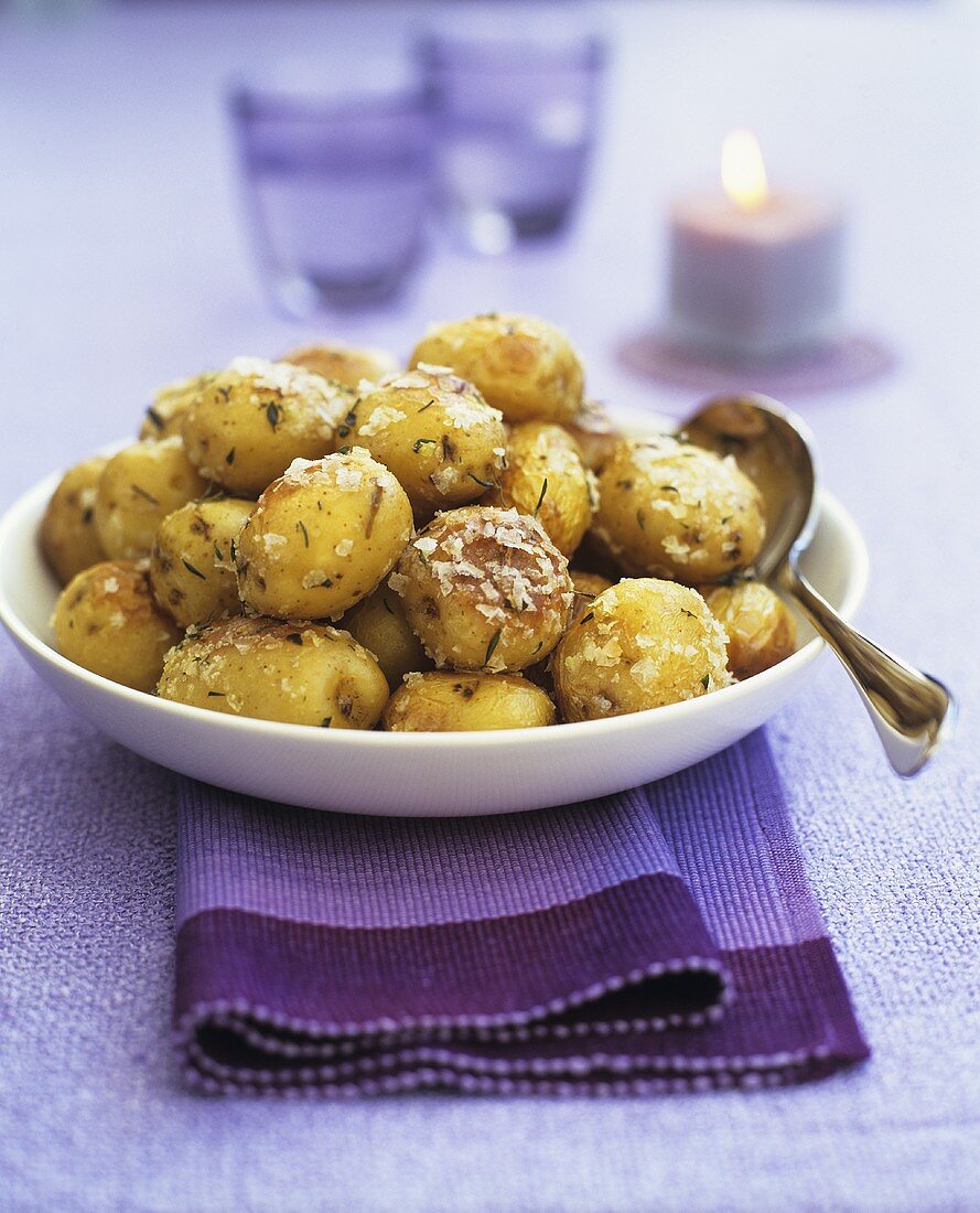 Kleine Ofenkartoffeln mit Salz und Kräutern