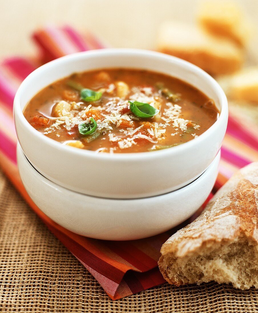 Gemüsesuppe mit Parmesan und Basilikum