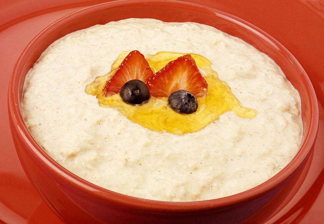 Porridge mit Honig, Erdbeeren und Heidelbeeren