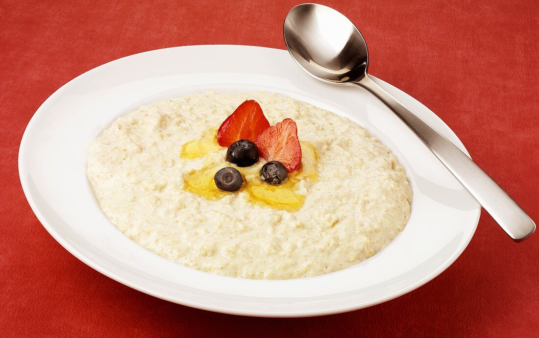 Porridge mit Honig, Erdbeeren und Heidelbeeren