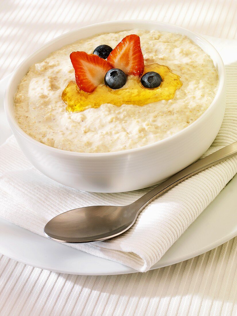 Porridge mit Honig, Erdbeeren und Heidelbeeren