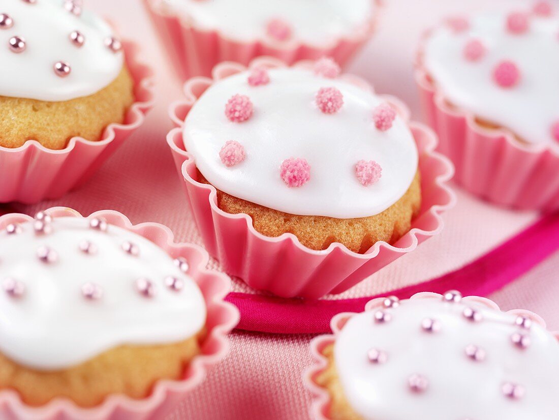 Cupcakes with white icing and pink dragées