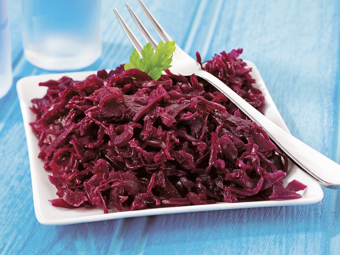 Rotkohl auf Teller mit Gabel