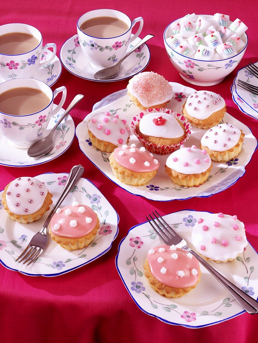 Cupcakes mit Zuckerglasur zum Tee
