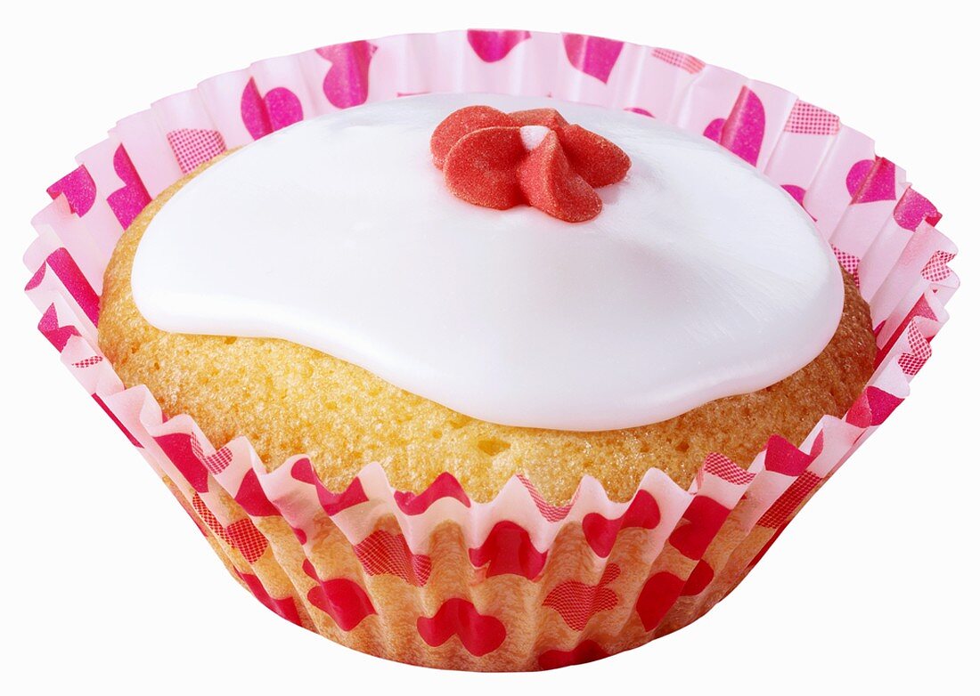 Cupcake mit weisser Glasur und roter Zuckerblüte