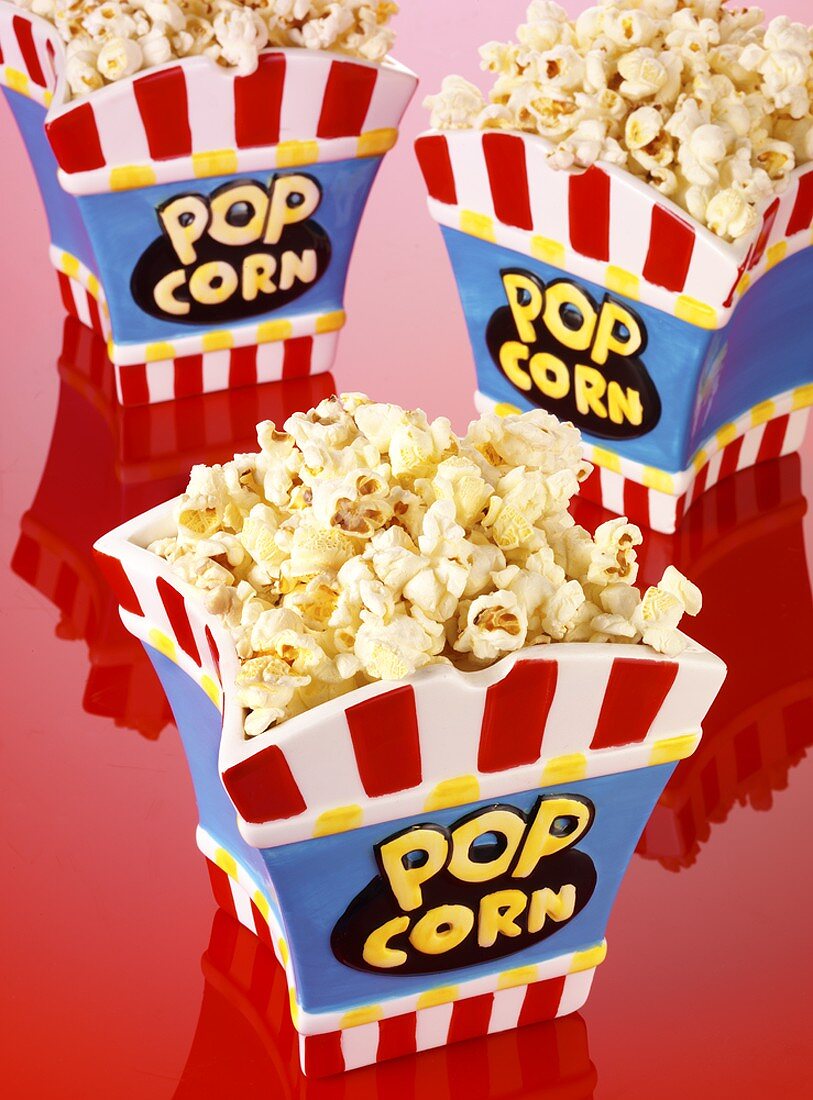 Popcorn in drei Keramikbehältern