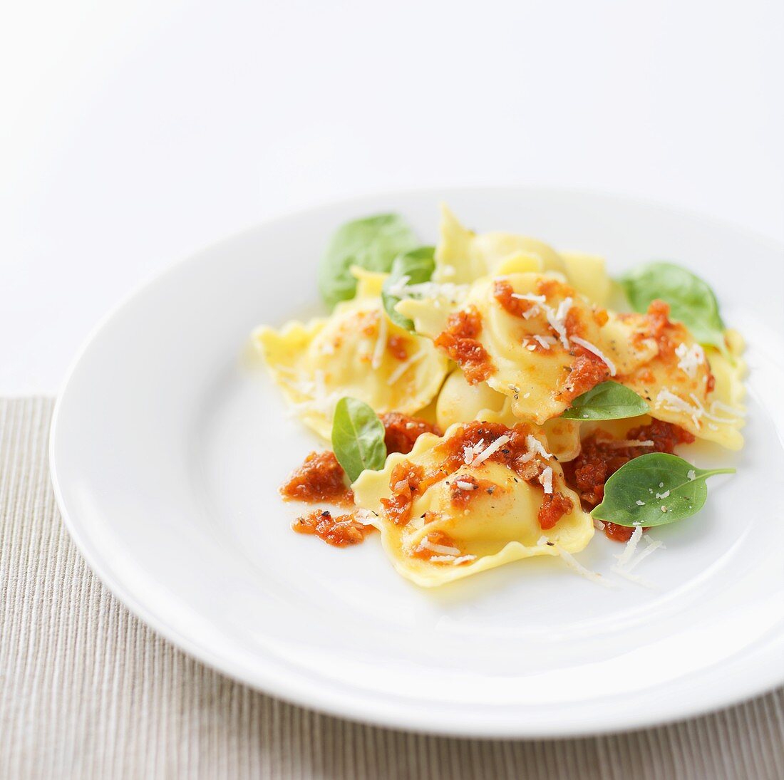 Ravioli mit Tomatensauce, Basilikum und Parmesan