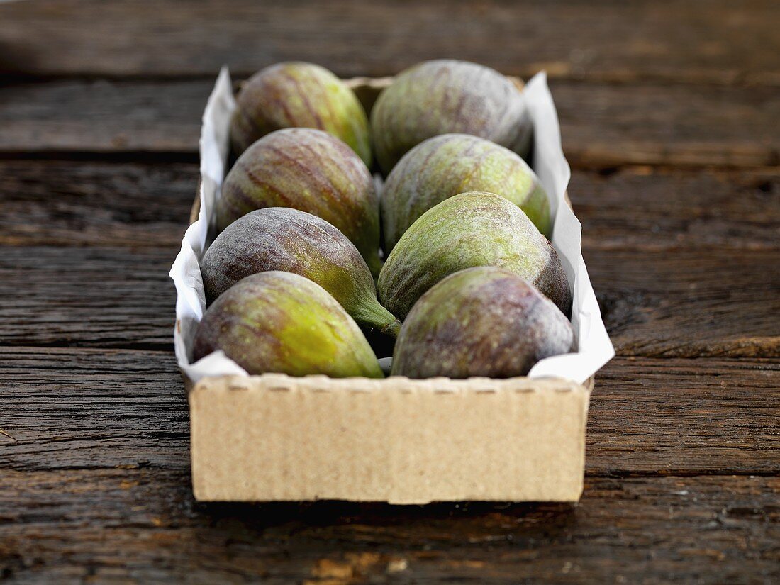Fresh figs in a box