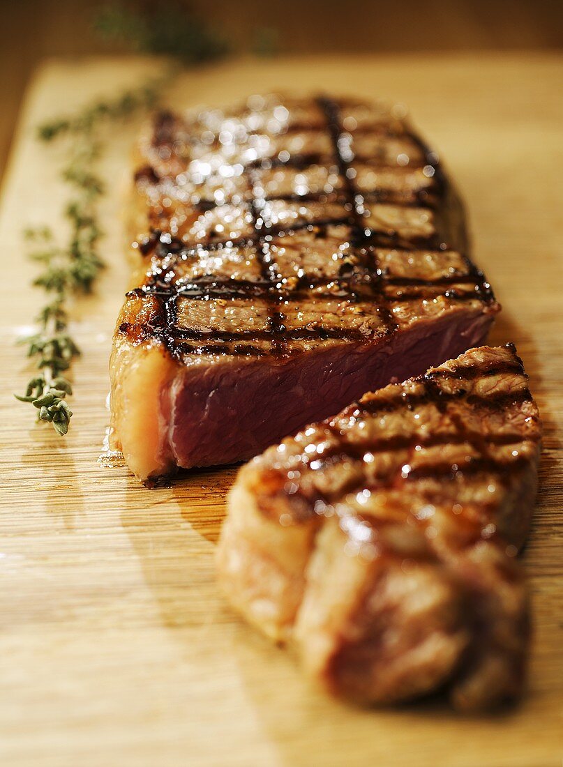 Gegrilltes Sirloin Steak, durchgeschnitten