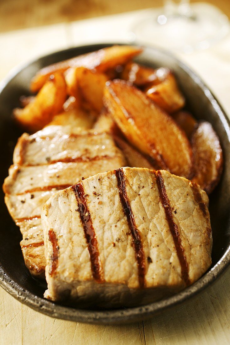 Gegrillte Schweinemedaillons mit Pommes frites