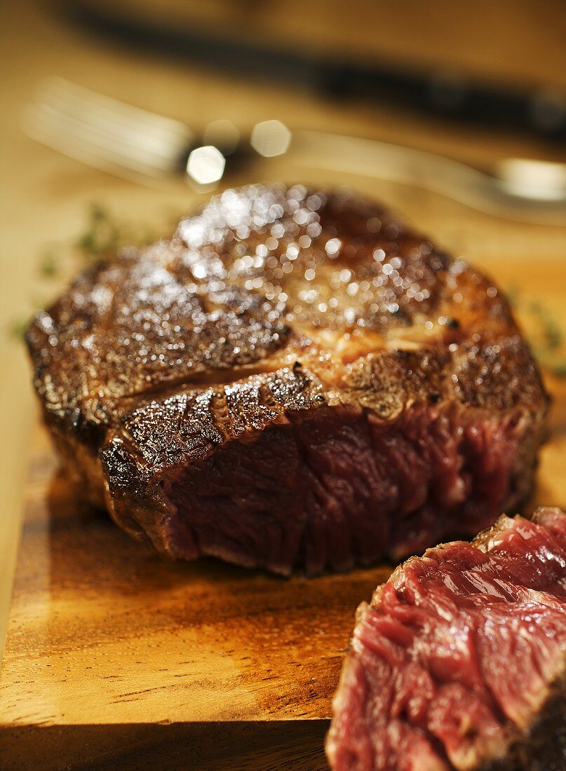 Gebratenes Ribeye-Steak, angeschnitten