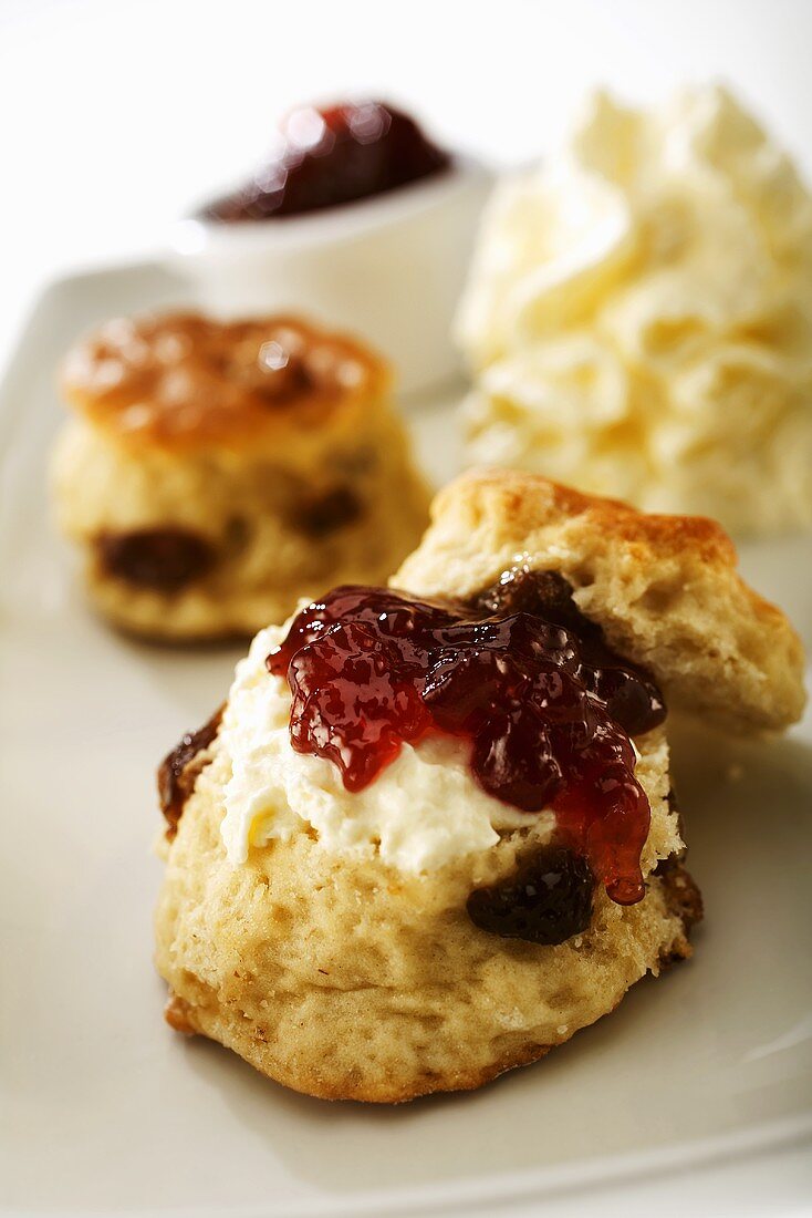 Scones mit Sahne und Marmelade