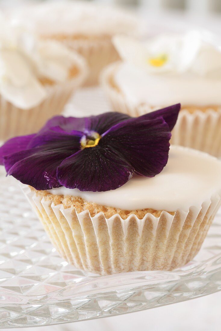 Cupcake mit Stiefmütterchen